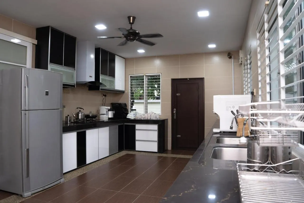 Spacious 5-Bedroom Holiday Home: Family Gatherings & BBQ Paradise Kuala Lumpur 0*,
