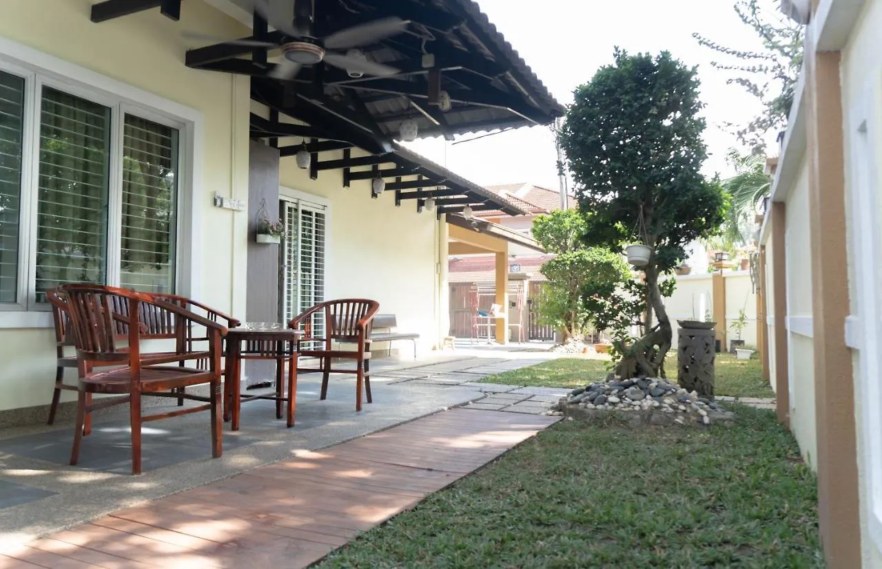 Spacious 5-Bedroom Holiday Home: Family Gatherings & BBQ Paradise Kuala Lumpur