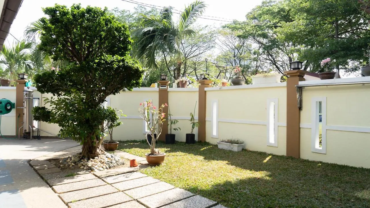 Spacious 5-Bedroom Holiday Home: Family Gatherings & BBQ Paradise Kuala Lumpur