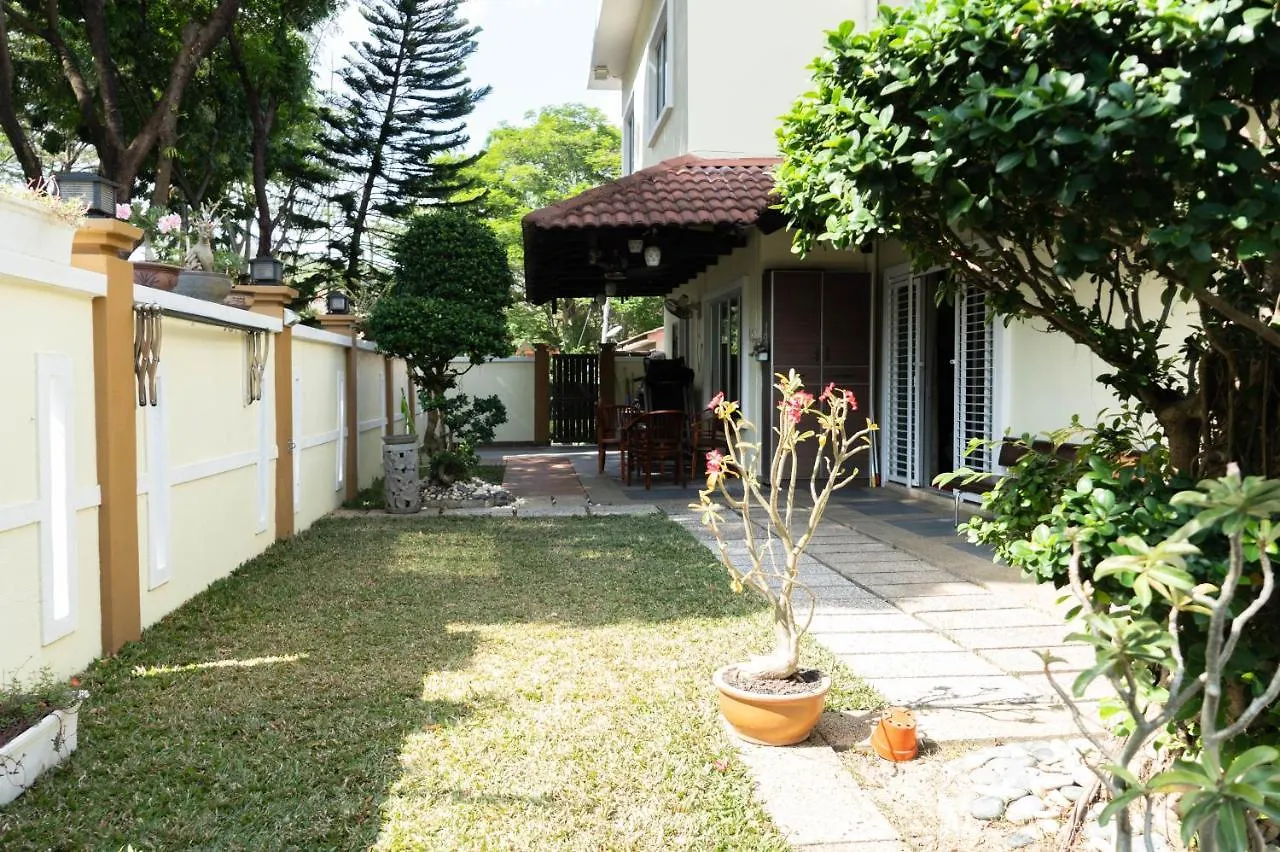 Spacious 5-Bedroom Holiday Home: Family Gatherings & BBQ Paradise Kuala Lumpur Malaysia